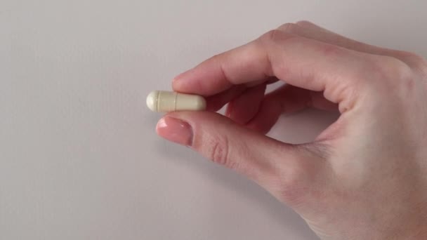 Lichte Capsule Van Supplementen Vitaminen Mineralen Sporenelementen Een Vrouwenhand Een — Stockvideo