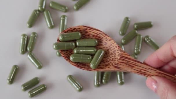Cápsulas Polvo Verde Vierten Una Cuchara Madera Suplementos Tabletas Útiles — Vídeos de Stock