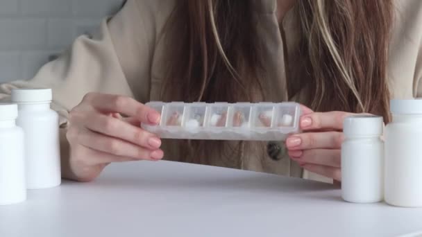 Žena Sedí Stolem Drží Ruce Průhlednou Pilulku — Stock video