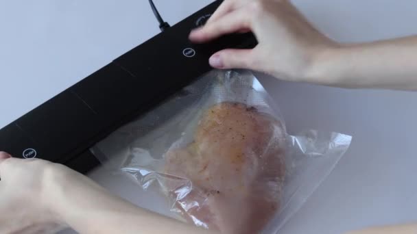 袋の中のスパイスでマリネ鶏の胸肉の一片を包装機で真空のプロセス — ストック動画