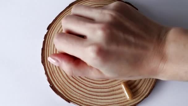 漢方薬や健康補助食品 女性の手は木製のスタンドに茶色の粉末と透明なカプセルを置きます — ストック動画