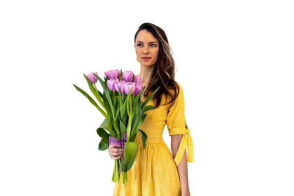 Красивая Молодая Женщина Длинными Волосами Желтом Платье Букетом Розовых Тюльпанов — стоковое фото