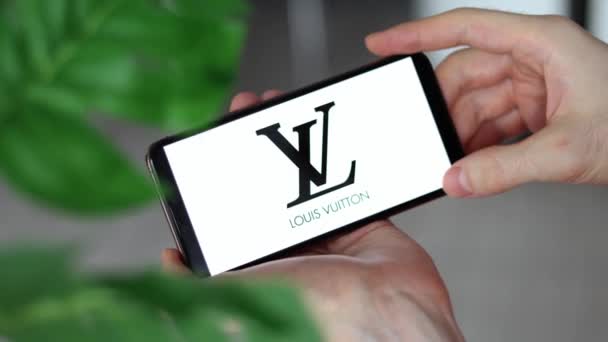Irpen Ukraine Styczeń 20223 Zbliżenie Ekranu Smartfona Louis Vuitton Logo — Wideo stockowe