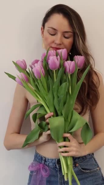 Bella Giovane Donna Con Mazzo Fiori Tulipani Lilla Uno Sfondo — Video Stock