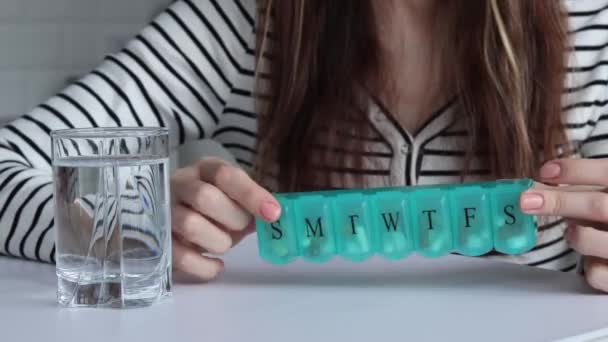 Kobieta Pokazuje Codzienne Leki Organizer Pigułki Lub Pudełko Dozownik Tabletek — Wideo stockowe