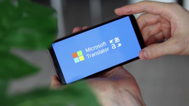 Irpen Ukraine Január 20223 Szekrény Okostelefon Képernyő Microsoft Translator Logó — Stock videók