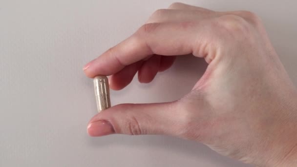 Cápsula Transparente Com Bege Dentro Uma Mão Mulher Close Suplementos — Vídeo de Stock
