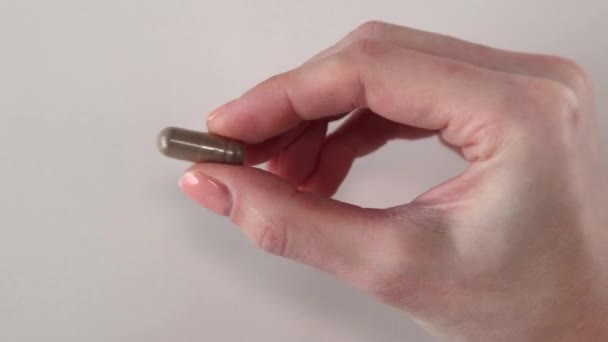 Przezroczysta Kapsułka Brązowym Proszkiem Vitgrass Wewnątrz Kobiecej Dłoni Suplementy Leki — Wideo stockowe