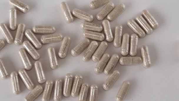 褐色的维生素草胶囊在米黄色的背景上 补充剂 药品和药丸 — 图库视频影像