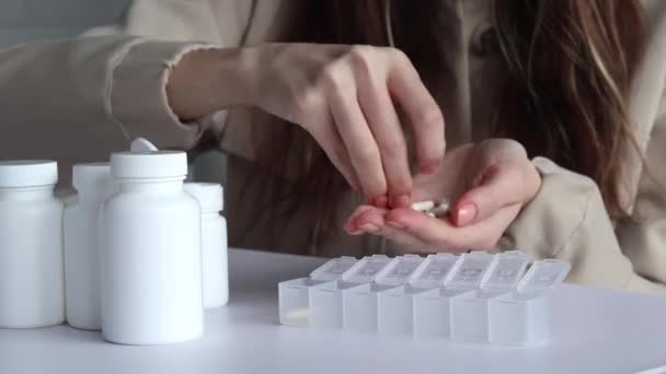 Gesundheitsalltag Eine Frau Verteilt Weiße Kapseln Einem Pillenregal — Stockvideo