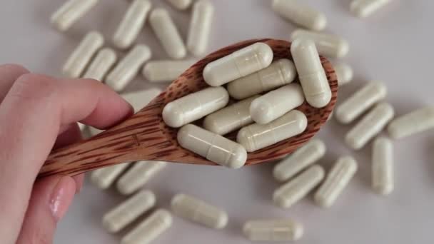 Helle Beige Health Vitamin Kapseln Einem Holzlöffel Auf Beigem Hintergrund — Stockvideo