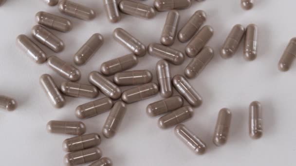Grijs Bruine Gezondheidscapsules Een Beige Achtergrond Voedingssupplementen Pillen Een Lepel — Stockvideo