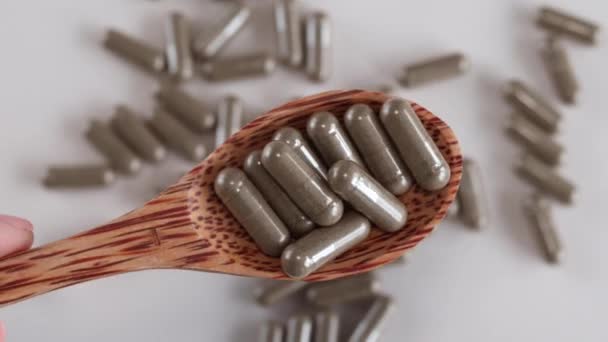 灰褐色的健康胶囊 一勺的营养补充剂和药丸 — 图库视频影像