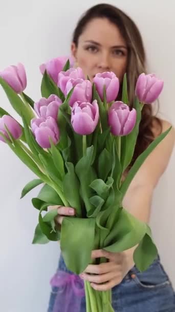 Piękna Młoda Kobieta Bukietem Różowych Kwiatów Tulipanów Białym Tle Dziewczyna — Wideo stockowe