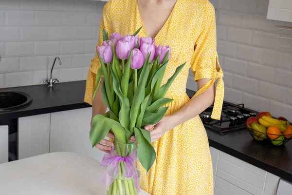 Gyönyörű Tavaszi Tulipán Csokor Áll Egy Asztalon Konyhában Egy Sárga — Stock Fotó