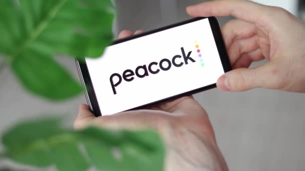 Irpen Ukraine Ιανουαριου 20223 Κλείσιμο Οθόνης Smartphone Λογότυπο Peacock Γράμματα — Αρχείο Βίντεο