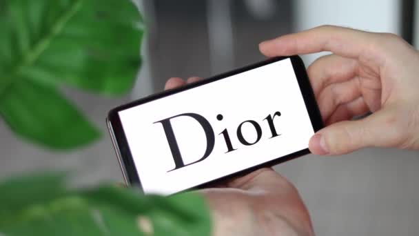 Irpen Ukraine Styczeń 20223 Zbliżenie Ekranu Smartfona Logo Diora Napisem — Wideo stockowe