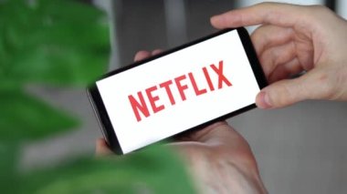 IRPEN, UKRAINE - 20 HAZİRAN 20223, akıllı telefon ekranı Netflix logosunun kapanışı erkeklerin elinde, Illustrative Editorial