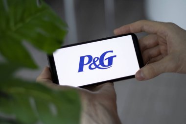 IRPEN, UKRAINE - 20 HAZİRAN 20223, Akıllı telefon ekranı P ve G logosu kapanışı