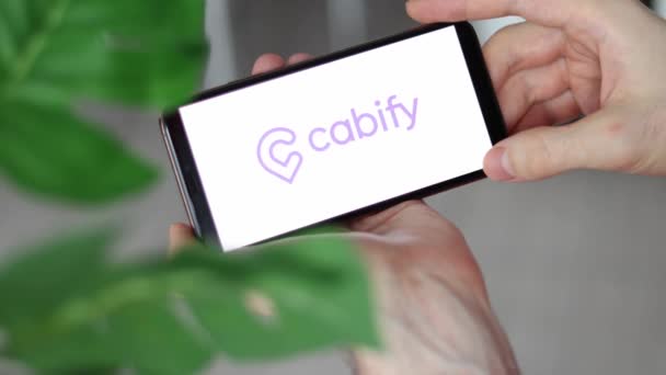 Irpen Ukraine Januari 20223 Närbild Smartphone Skärm Cabify Logo Bokstäver — Stockvideo