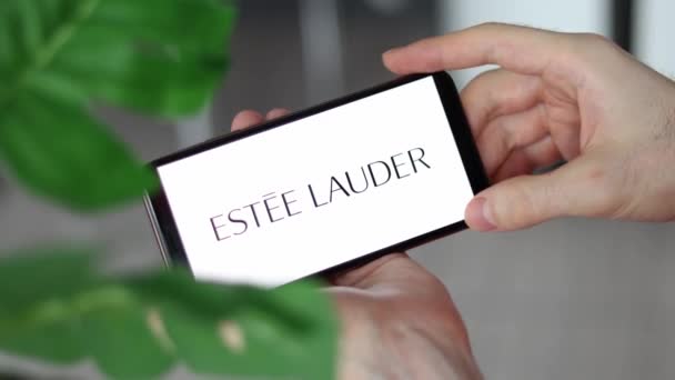 Irpen Ucrânia Janeiro 20223 Fechar Tela Smartphone Estee Lauder Logo — Vídeo de Stock