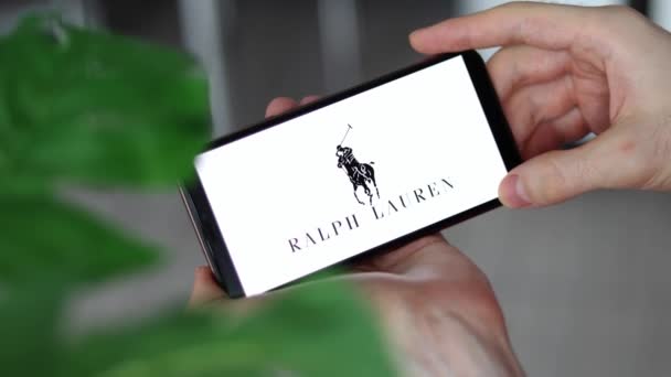 Irpen Ukraine Styczeń 20223 Zbliżenie Ekranu Smartfona Logo Ralpha Laurena — Wideo stockowe