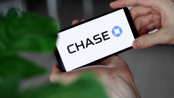Irpen Ukraine Januari 20223 Närbild Smartphone Skärm Chase Logotyp Bokstäver — Stockvideo