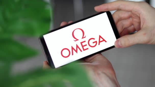 Irpen Ukraine Janvier 20223 Gros Plan Écran Smartphone Omega Logo — Video