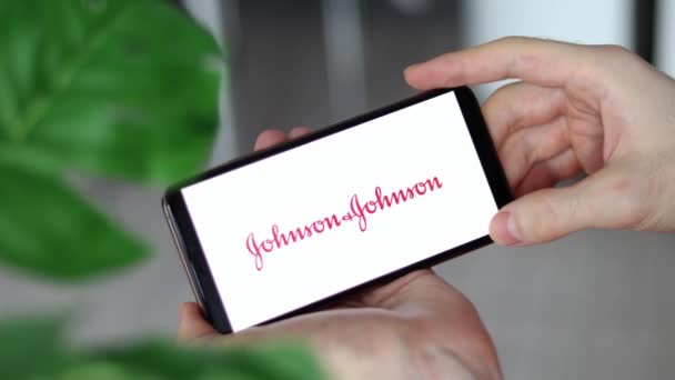 Irpen Ukraine Ιανουαριου 20223 Κλείσιμο Του Λογότυπου Οθόνης Smartphone Johnson — Αρχείο Βίντεο