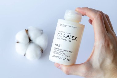 IRPEN, UKRAINE, 23 ARALIK 20222, Saç restorasyonu ve onarım maskesi OLAPLEX 3 bir kadının elinde, Illustrative Editorial.