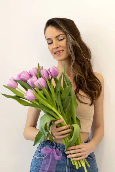 Una Bella Femmina Con Tulipani Tra Mani Uno Sfondo Bianco — Foto Stock