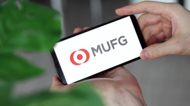 Ирпен Украина Января 20223 Крупный План Экрана Смартфона Логотипом Mufg — стоковое видео