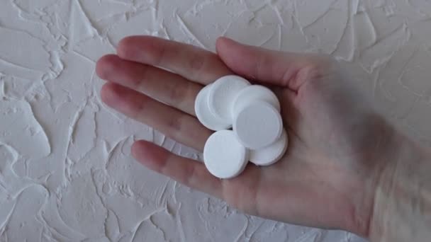 Fizzy Solúvel Grande Rodada Suplementos Vitamínicos Você Mulheres Mão Close — Vídeo de Stock