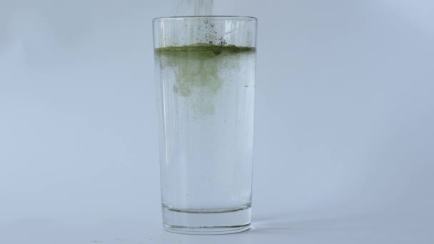 Зеленый Порошок Vitgrass Растворен Стакане Воды — стоковое видео