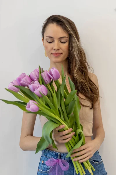 Bella Giovane Donna Elegante Che Odora Bouquet Fiori Tulipani Viola — Foto Stock