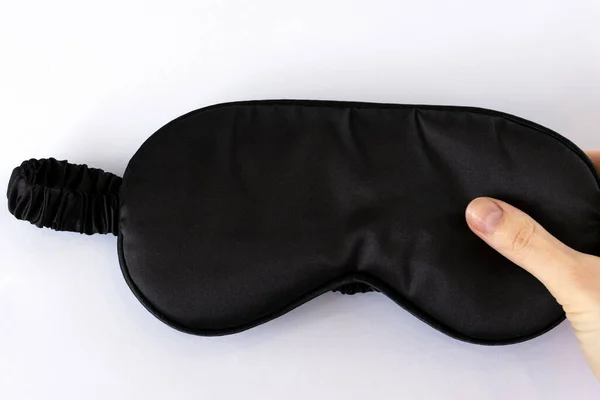 黒い絹の睡眠マスクで女性の手 — ストック写真