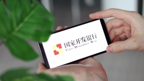 Irpen Ukraine January 20223 スマートフォン画面の閉じる中国開発銀行のロゴレタリングを手に イラスト編集 — ストック動画