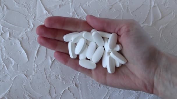 Beyaz Vitamin Takviye Kapsülleri Kadınların Elinde Yakın Plan — Stok video
