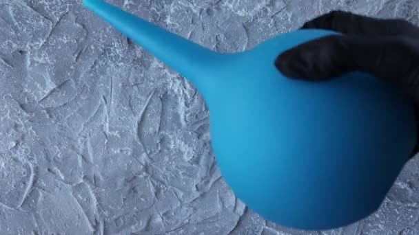 Синий Шприц Клизма Груша Руке Медицинской Перчаткой Крупный План — стоковое видео