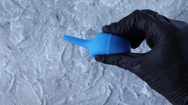 小さな青い注射器 医療用手袋を手に電球 — ストック動画