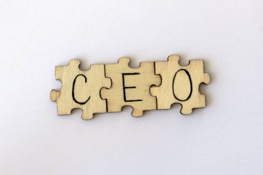 Kısaltma CEO 'su, İcra Kurulu Başkanı. Bulmacaların üzerine yazılmış harfler.