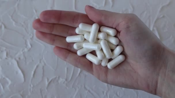Beyaz Vitamin Takviye Kapsülleri Kadınların Elinde Yakın Plan — Stok video