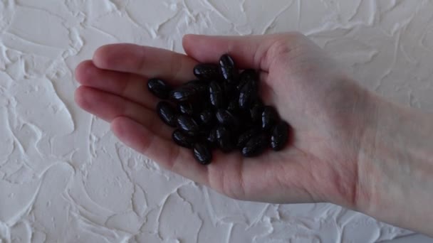Leki Lub Kapsułki Uzupełniające Kapsułki Calanus Oil Ręce Kobiet — Wideo stockowe