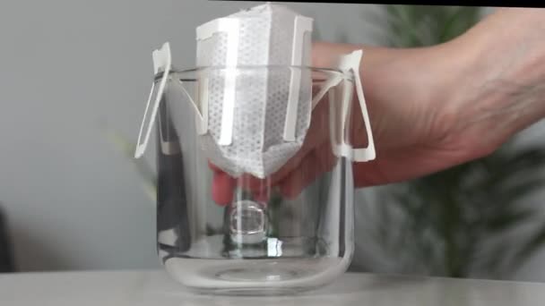 早上桌上放着透明杯子和一袋滴下的咖啡 — 图库视频影像