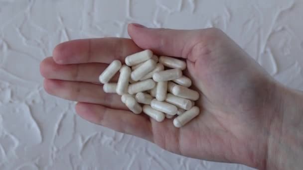 Bej Vitamin Takviyesi Kapsülleri Kadınların Elinde Yakın Plan — Stok video