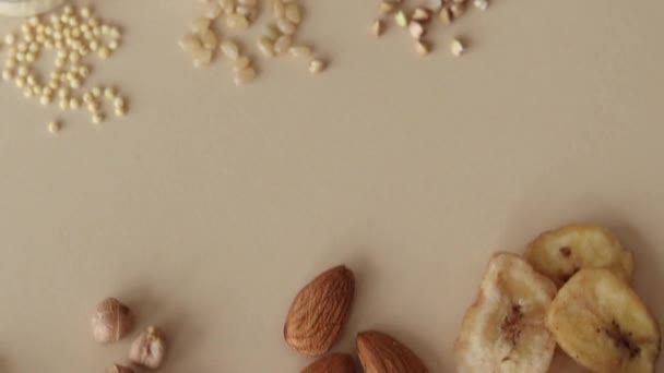 米色背景 无麸质面粉来自不同的谷物和种子 — 图库视频影像
