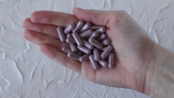 Cápsulas Suplemento Vitamínico Rosa Una Mano Mujer Primer Plano — Vídeos de Stock