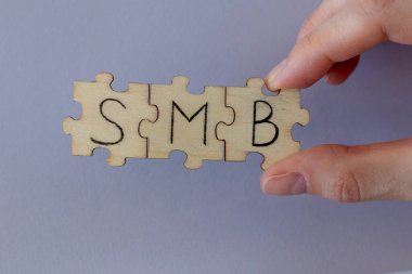 SMB kısaltması, Küçük ve Orta Büyüklükteki İşletme anlamına geliyor. Bulmacaların üzerine yazılmış harfler.
