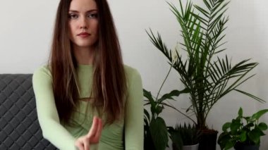 Güzel genç bir kadın psikiyatrist parmaklarını duyarsızlaştırma ve göz hareketi EMDR metodunu işaret ediyor.