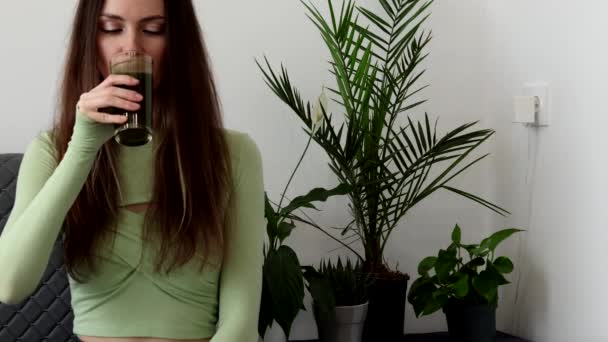 Красива Молода Жінка Прекрасною Фігурою Зелений Сік Пшеничної Паростки Рослини — стокове відео